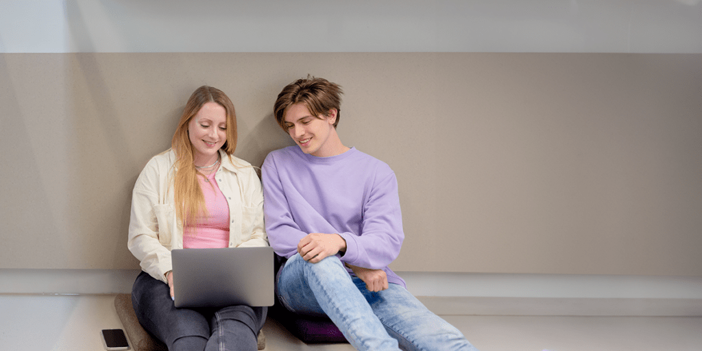 Zwei Studierende mit Laptop